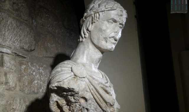 A Barletta l'unica scultura al mondo che ritrae il "fanciullo di Puglia": Federico II